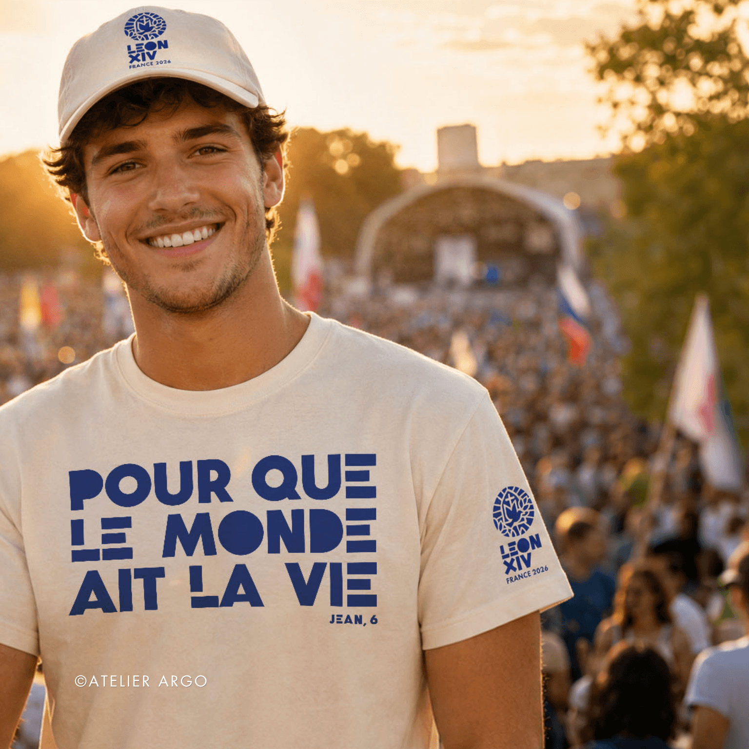 Jeune homme portant un tee-shirt sur lequel est écrit : "Pour que le monde ait la vie" ; foule en arrière-plan.