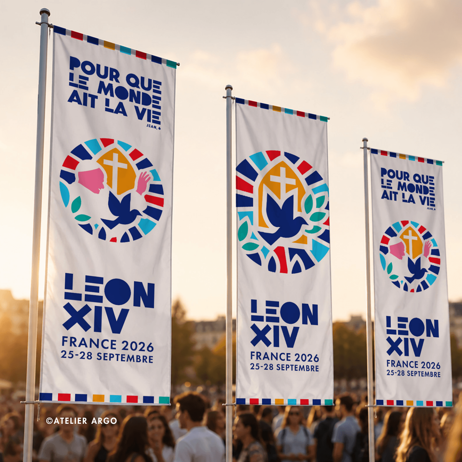 3 bannières portant le logo de la visite du pape Léon XIV en France