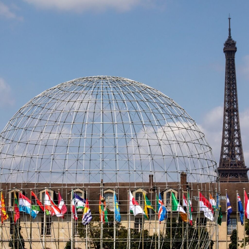 photo du siège de l'UNESCO à Paris, avec la Tour Eiffel en arrière-plan