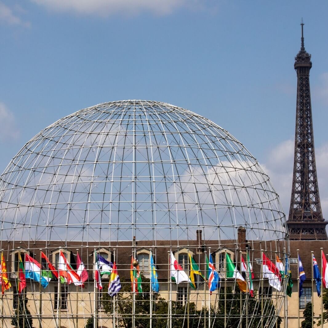 ©UNESCO Works of Art collection Erik Reitzel - Photo Christelle Alix photo du siège de l'UNESCO à Paris, avec la Tour Eiffel en arrière-plan