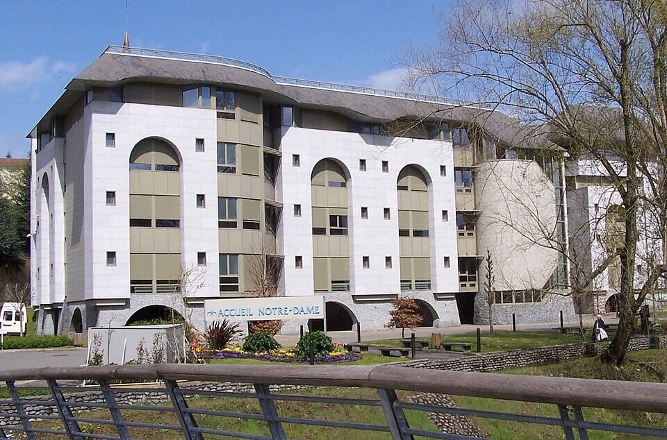 bâtiment de l'Accueil Notre-Dame à Lourdes