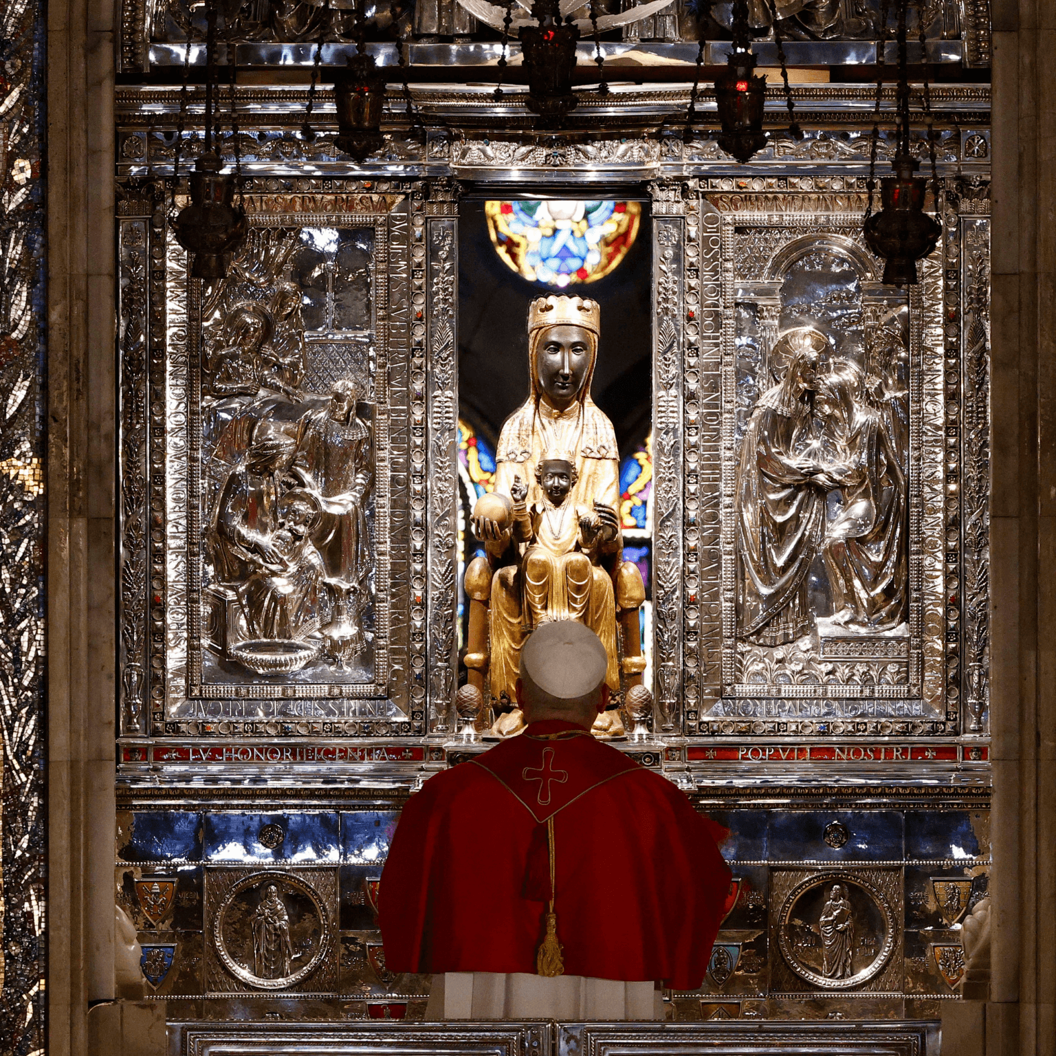 Le 15 août, les évêques de France demandent à prier particulièrement pour la venue du pape Léon XIV, ici devant Notre-Dame de Montserrat lors de sa visite apostolique en Espagne en juin dernier ©Con El Papa