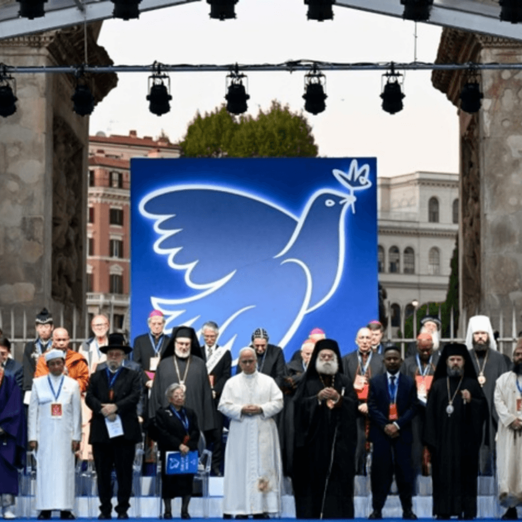 photographie du pape Léon XIV et de représentants d'autres religions