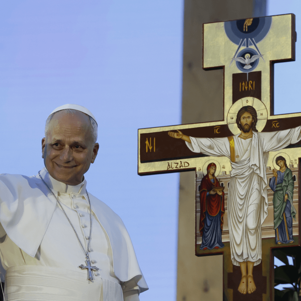photographie du pape Léon XIV devant une croix