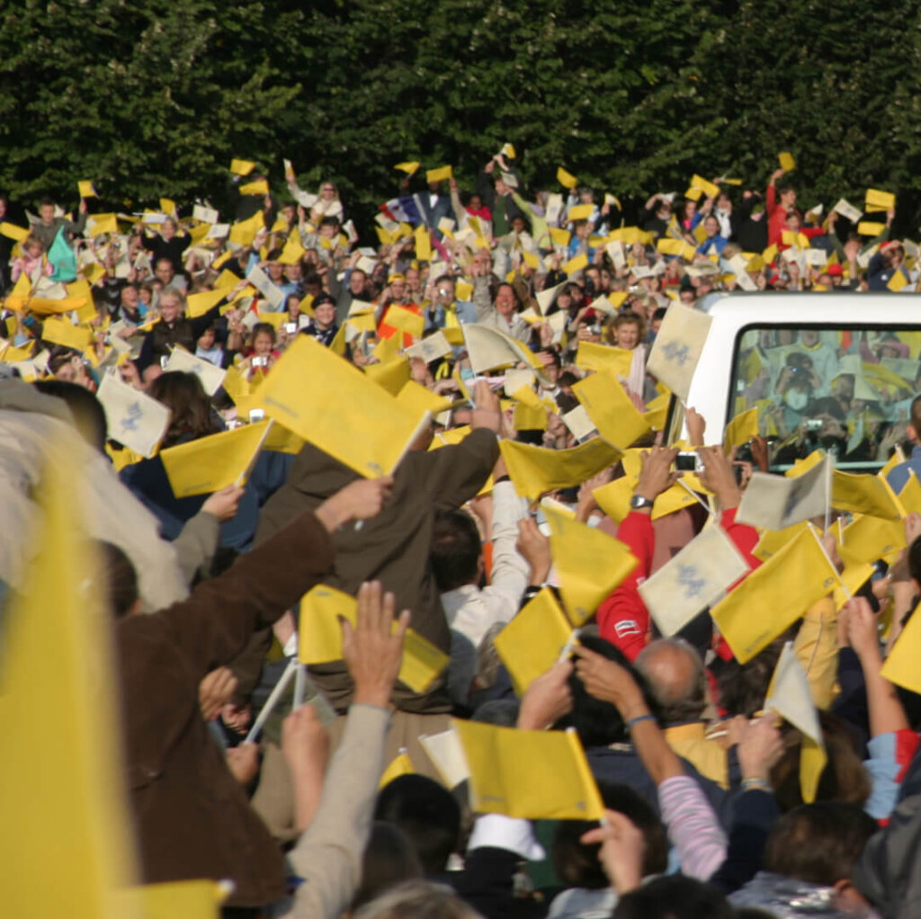 la papamobile au milieu de la foule