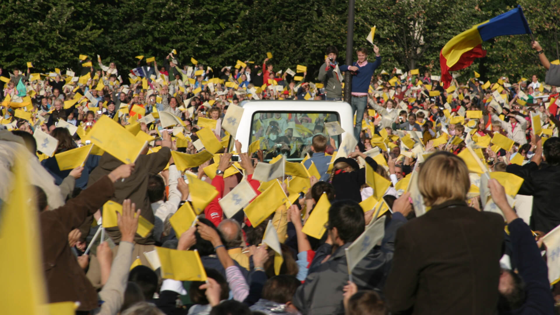 la papamobile au milieu de la foule