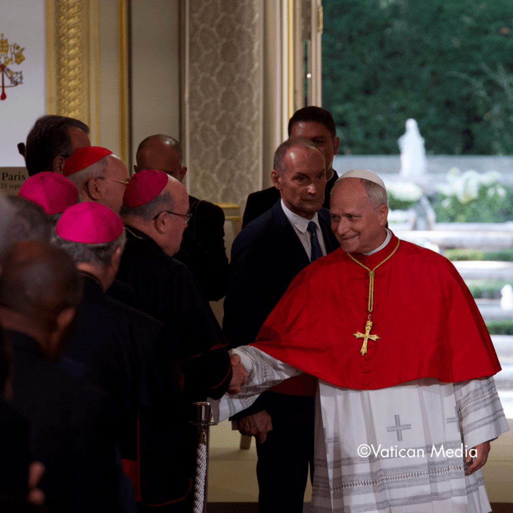 Le pape saluant les évêques à l'Élysée