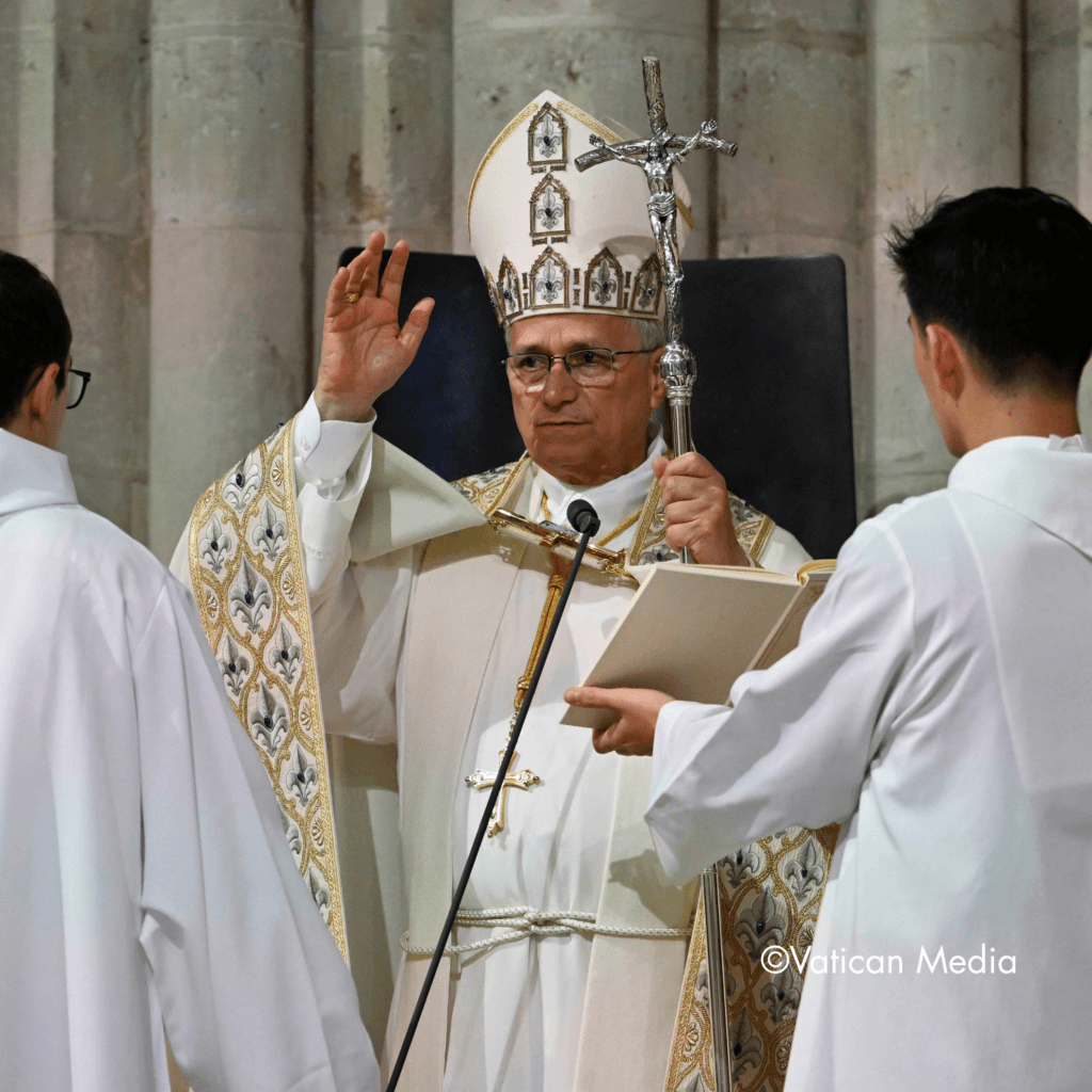 Le Pape en habits liturgique, célébrant les vêpres à Notre-Dame