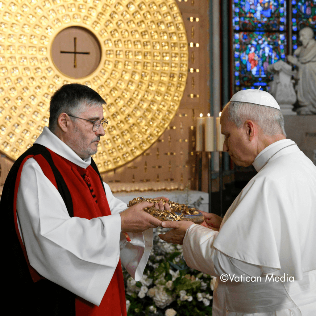 Le Pape avec la couronne d'épine, dans la cathédrale Nôtre-Dame