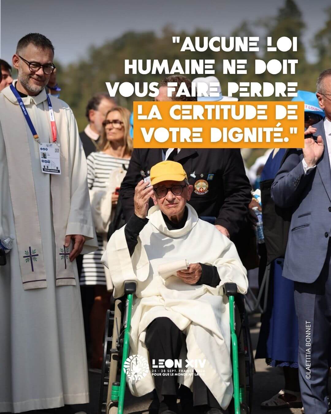 3 prêtre en fauteuil roulant poussé par son accompagnant