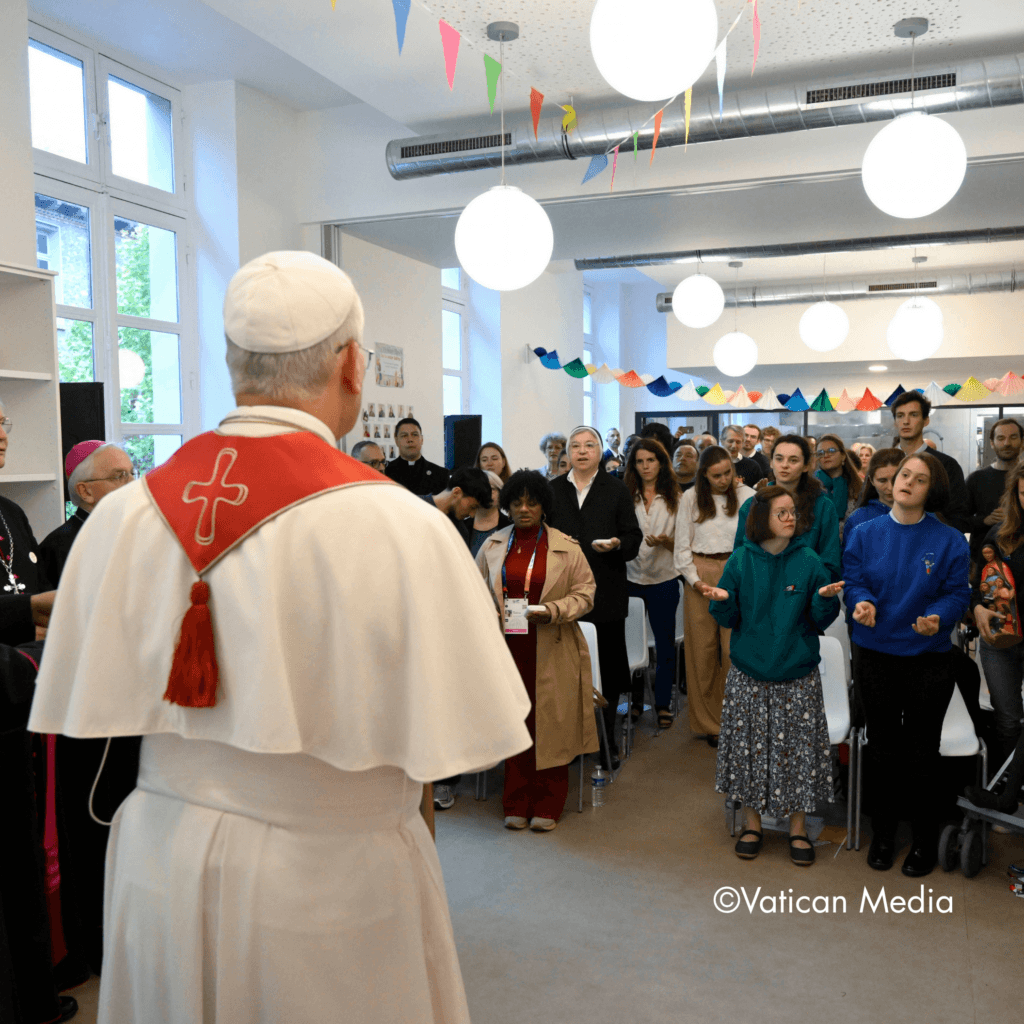Le Pape face à une assemblée dans la maison Bakhita