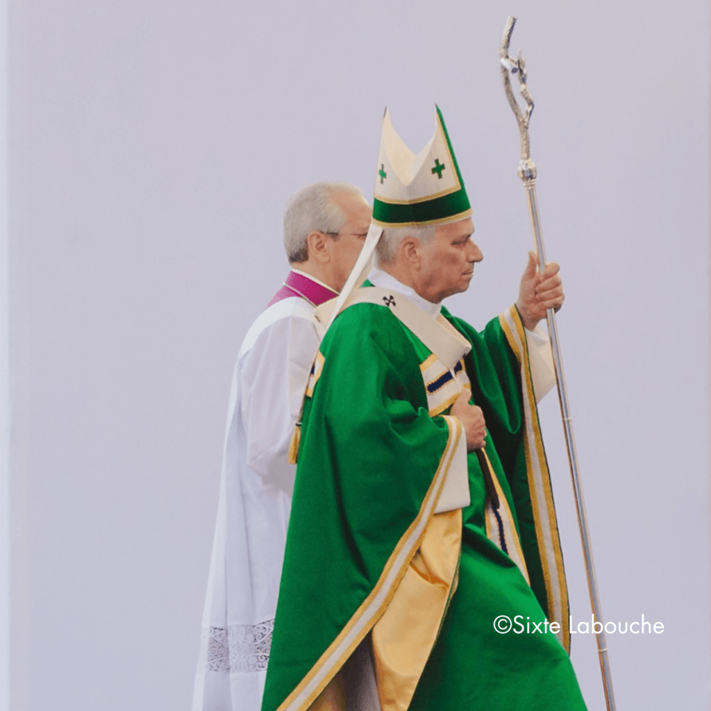 Le Pape en habits liturgiques, pour la messe dominicale célébrée à Lourdes