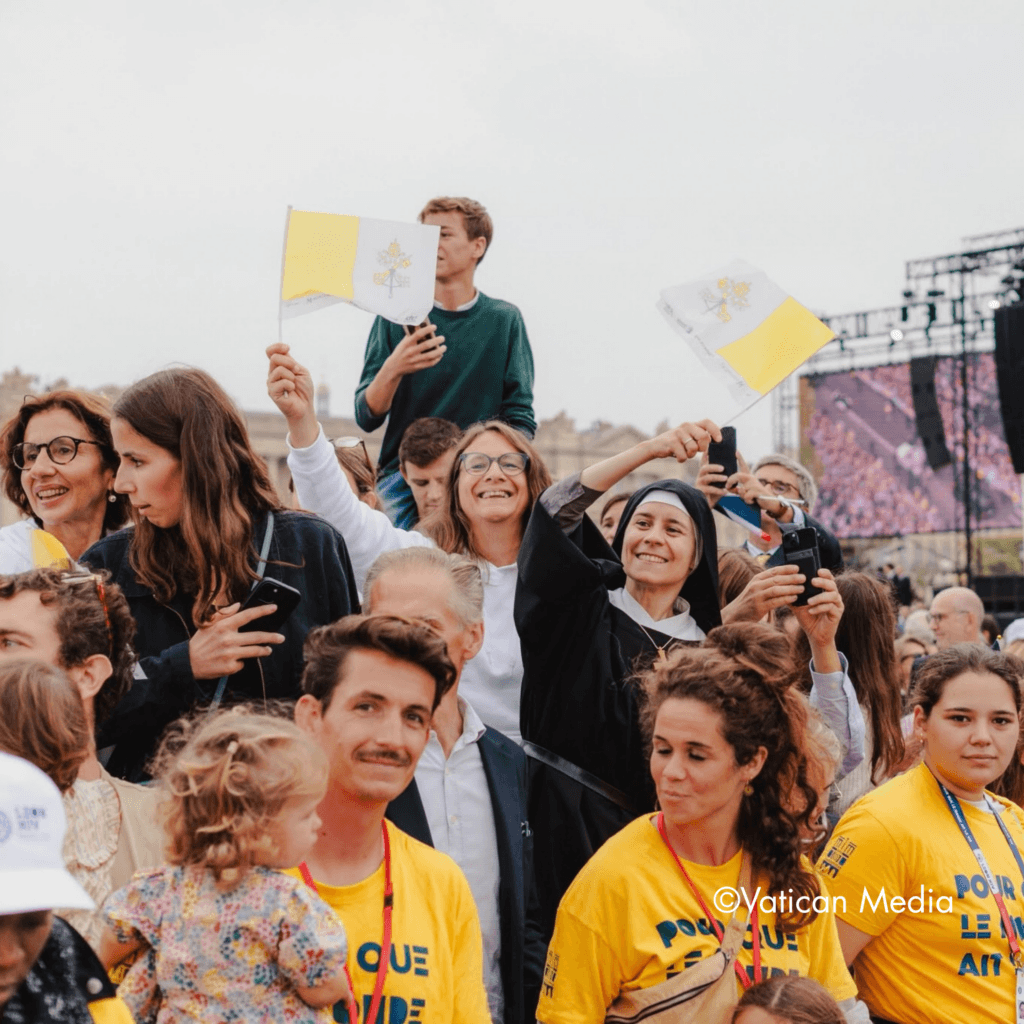 Foule de personnes sur la place de la concorde
