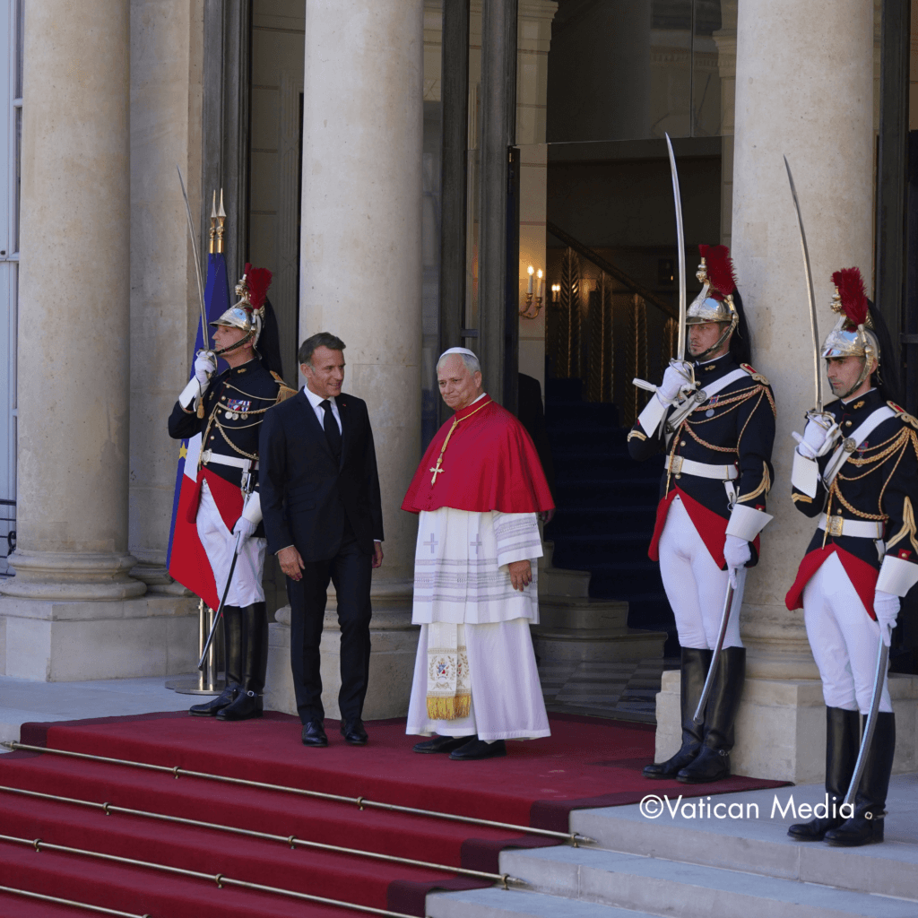 Le Pape accueilli par le président de la République à l'Élysée