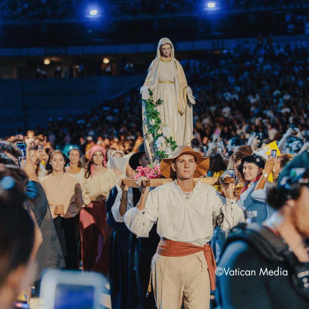 Procession avec la Vierge Marie, dans le Stade de France