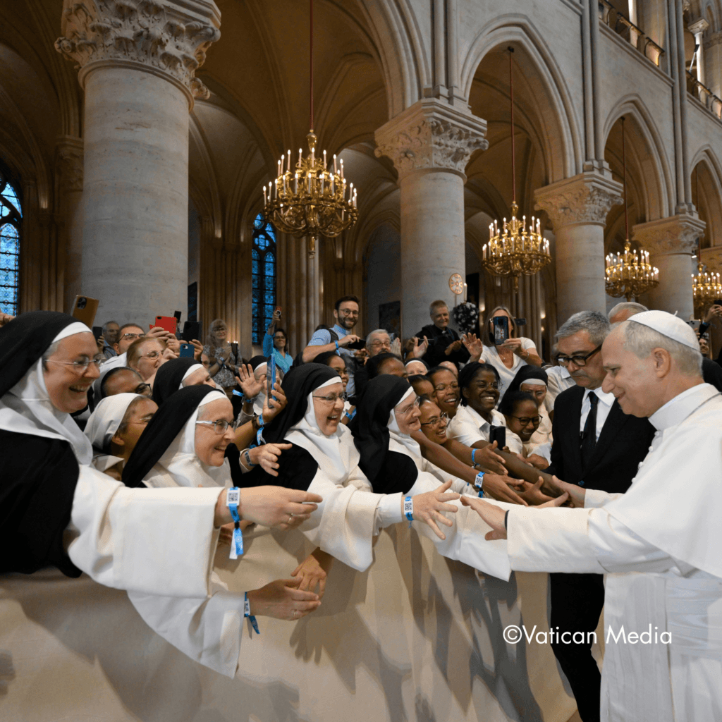 Le Pape saluant des religieuses à Notre-Dame