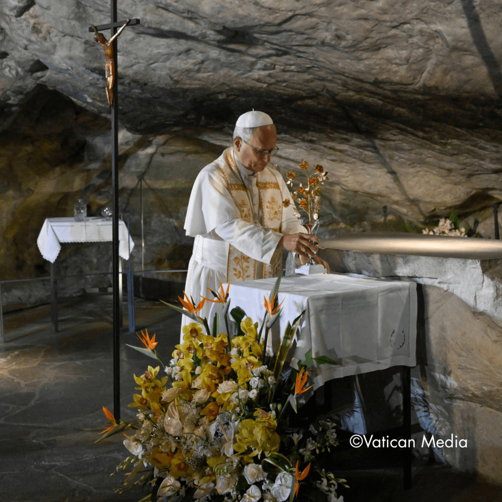 Le Pape dans la grotte de Lourdes