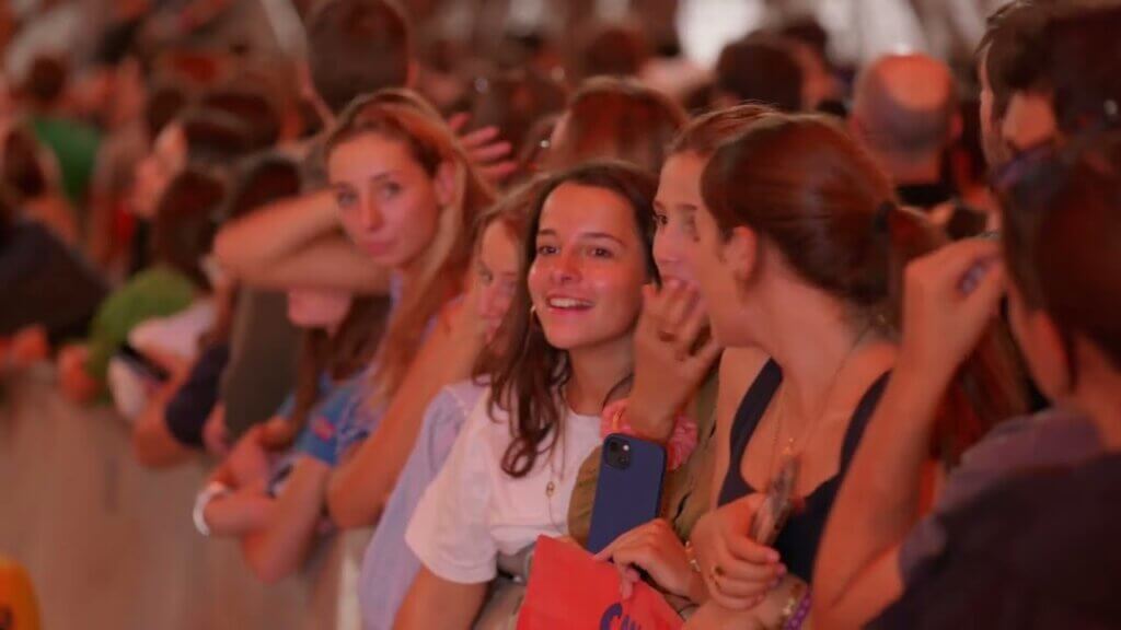 groupe de jeunes filles lors de la veillée au Stade de France