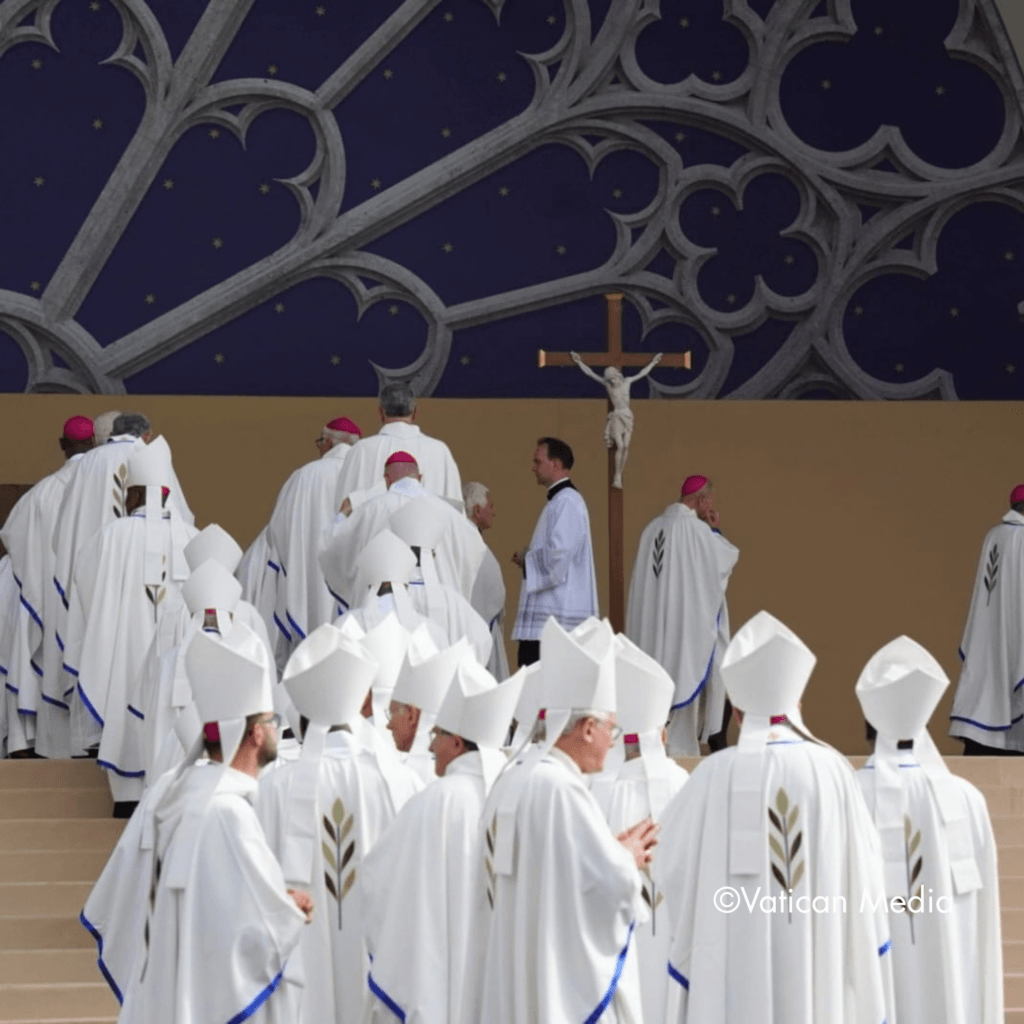 Les évêques devant l'autel durant la messe