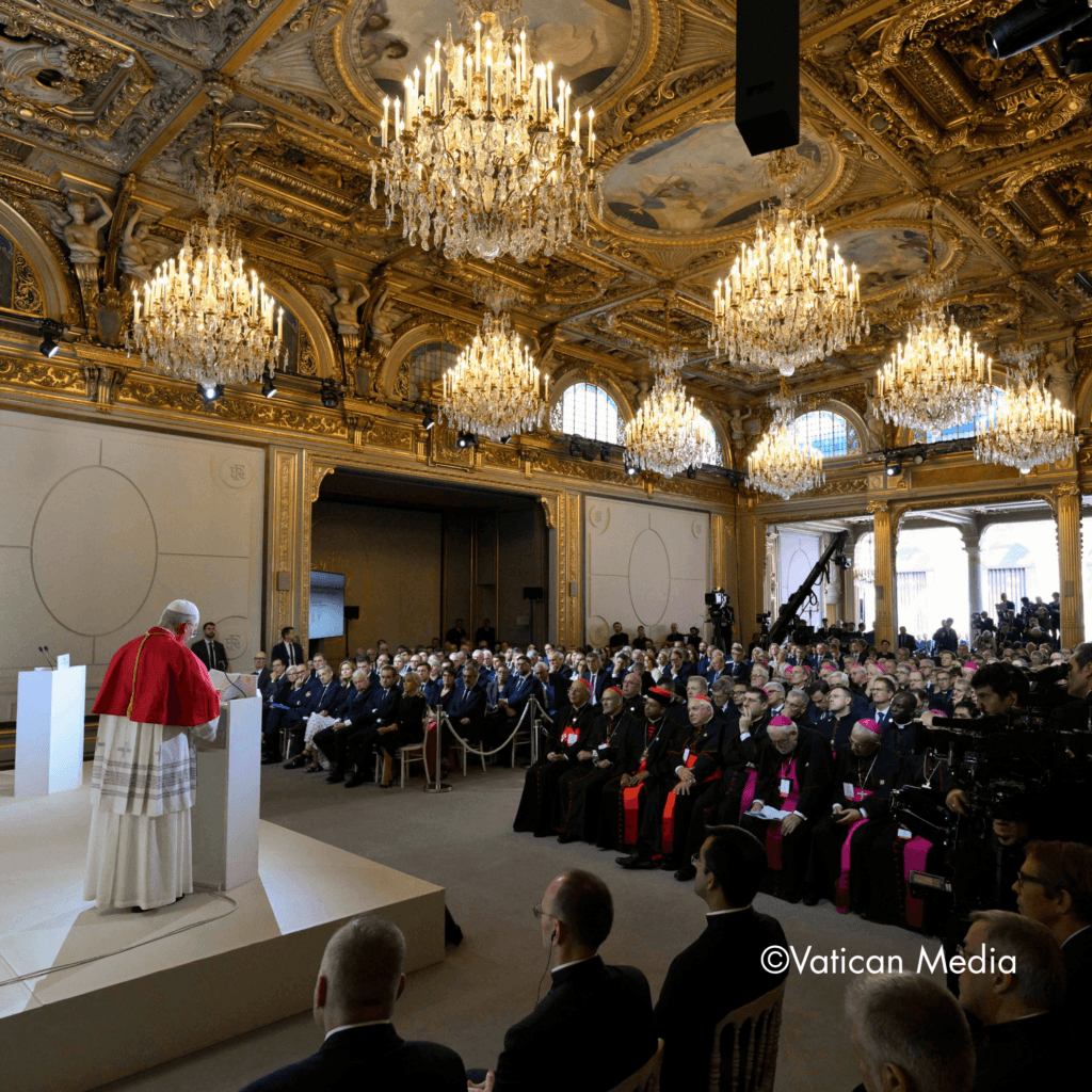 Le Pape donnant un discours à l'Élysée