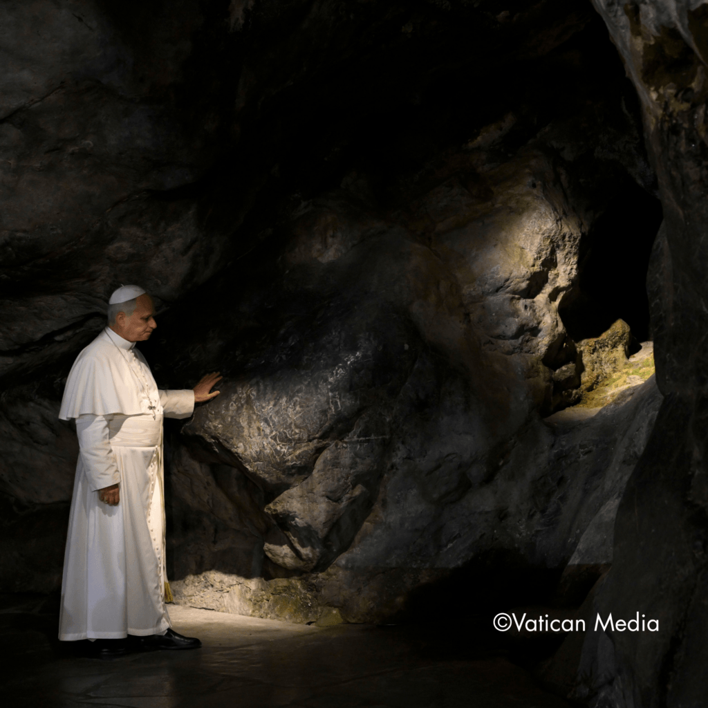 Le Pape dans la grotte de Lourdes