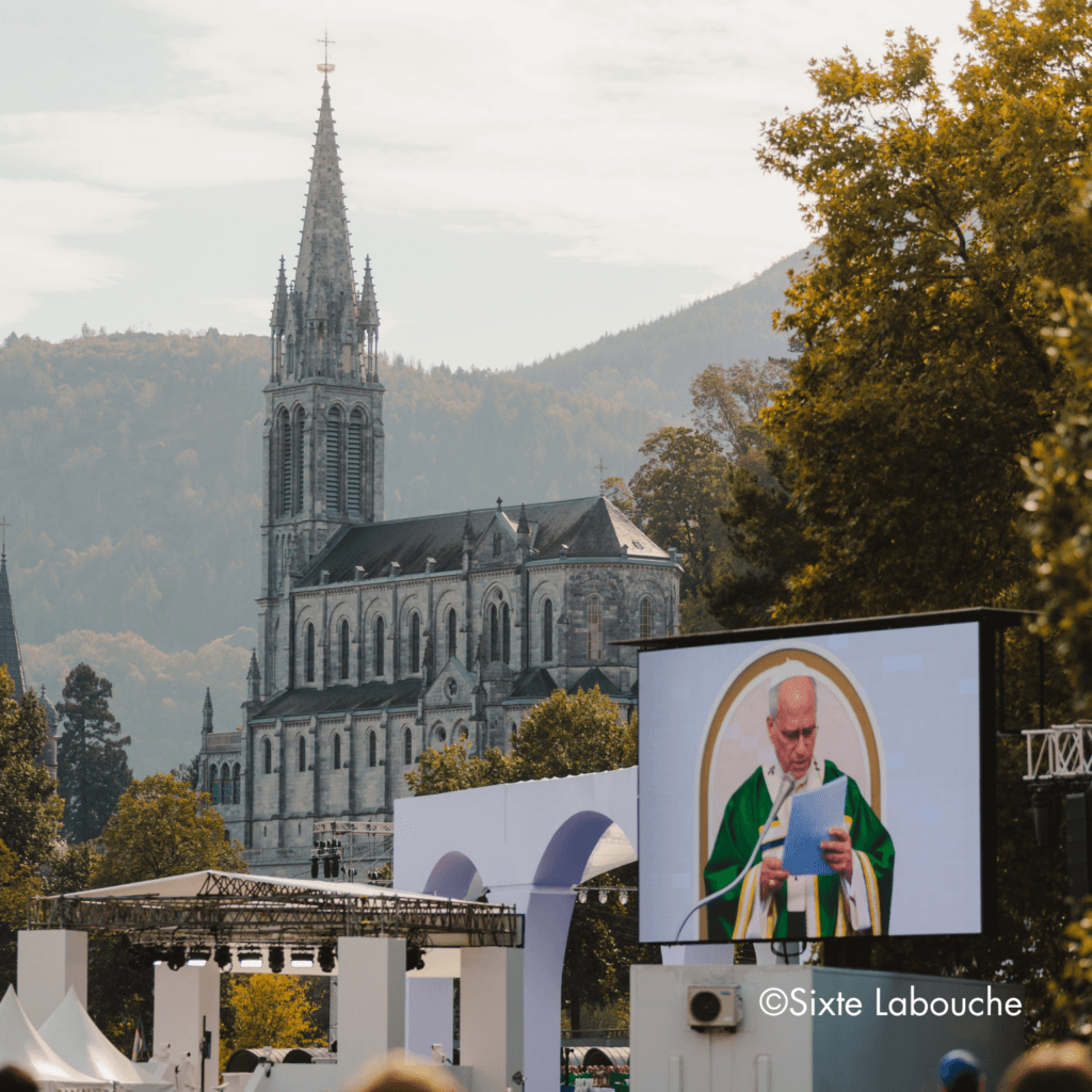 Diffusion de la messe sur un écran géant à Lourdes