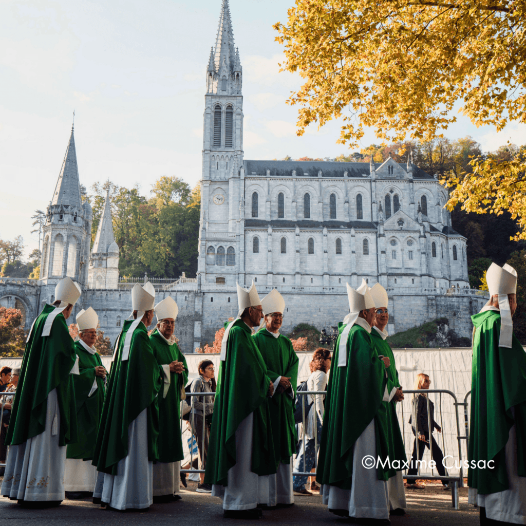 Évêques en habits liturgiques