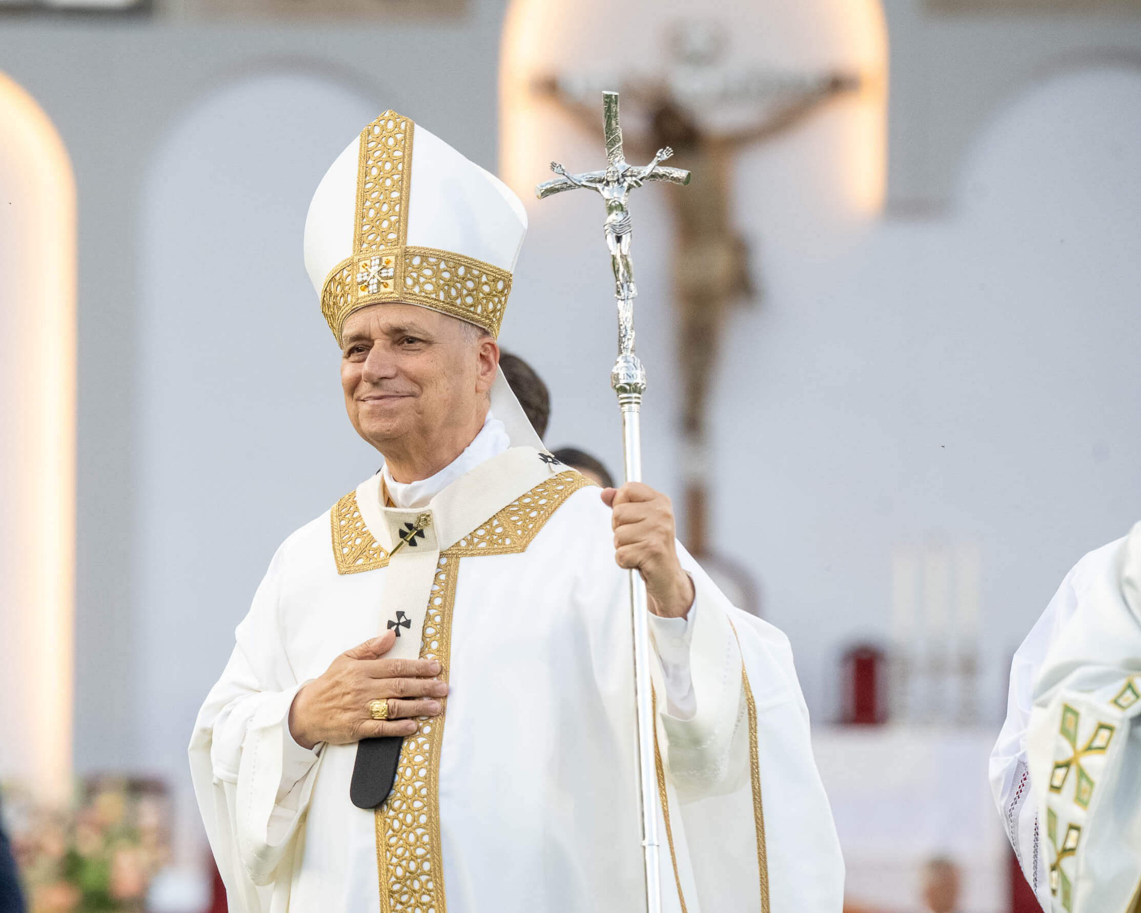 Alejandro_M._Barrosa_EUROPA_PRESS_r La pape Léon XIV debout, en chasuble, portant sa mitre et tenant sa crosse