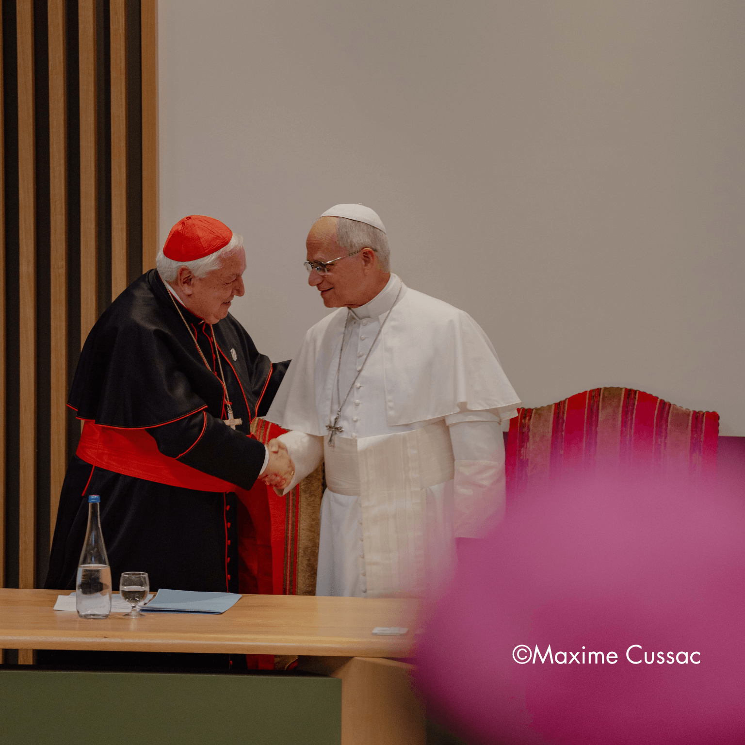 Le pape Léon XIV est accueilli par le Cardinal Jean Marc Aveline