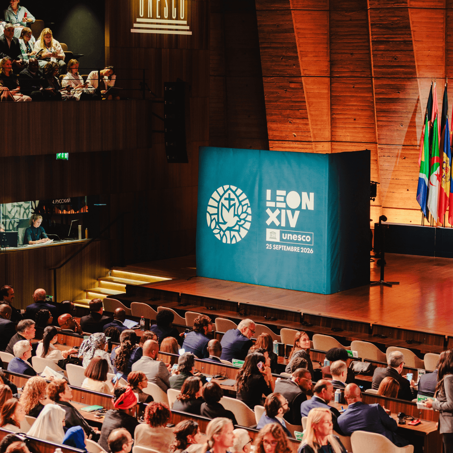 La tribune de l'Unesco à laquelle le Pape a délivré son discours La tribune de l'Unesco à laquelle le Pape a délivré son discours