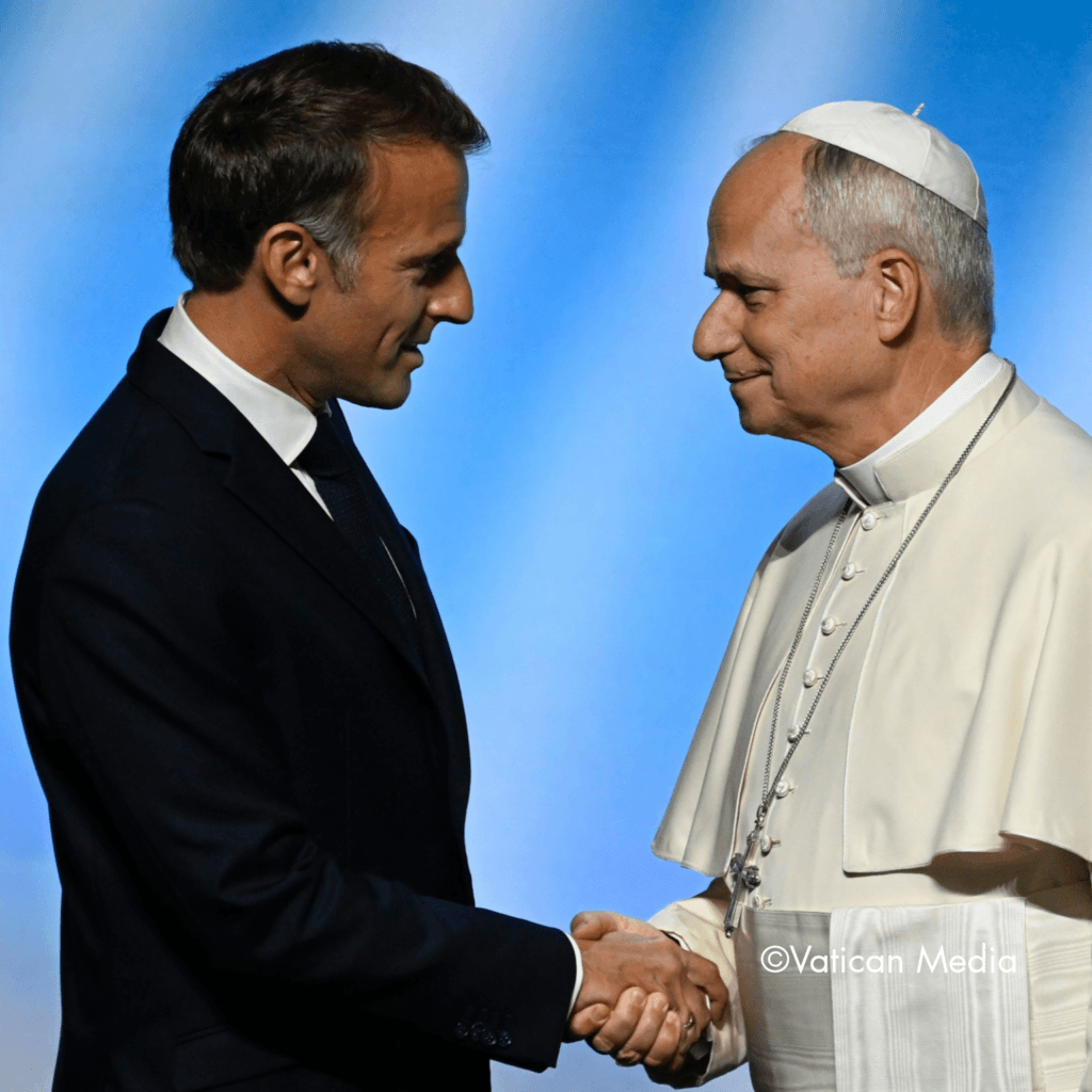 Le président de la République et le Pape se serrant la main