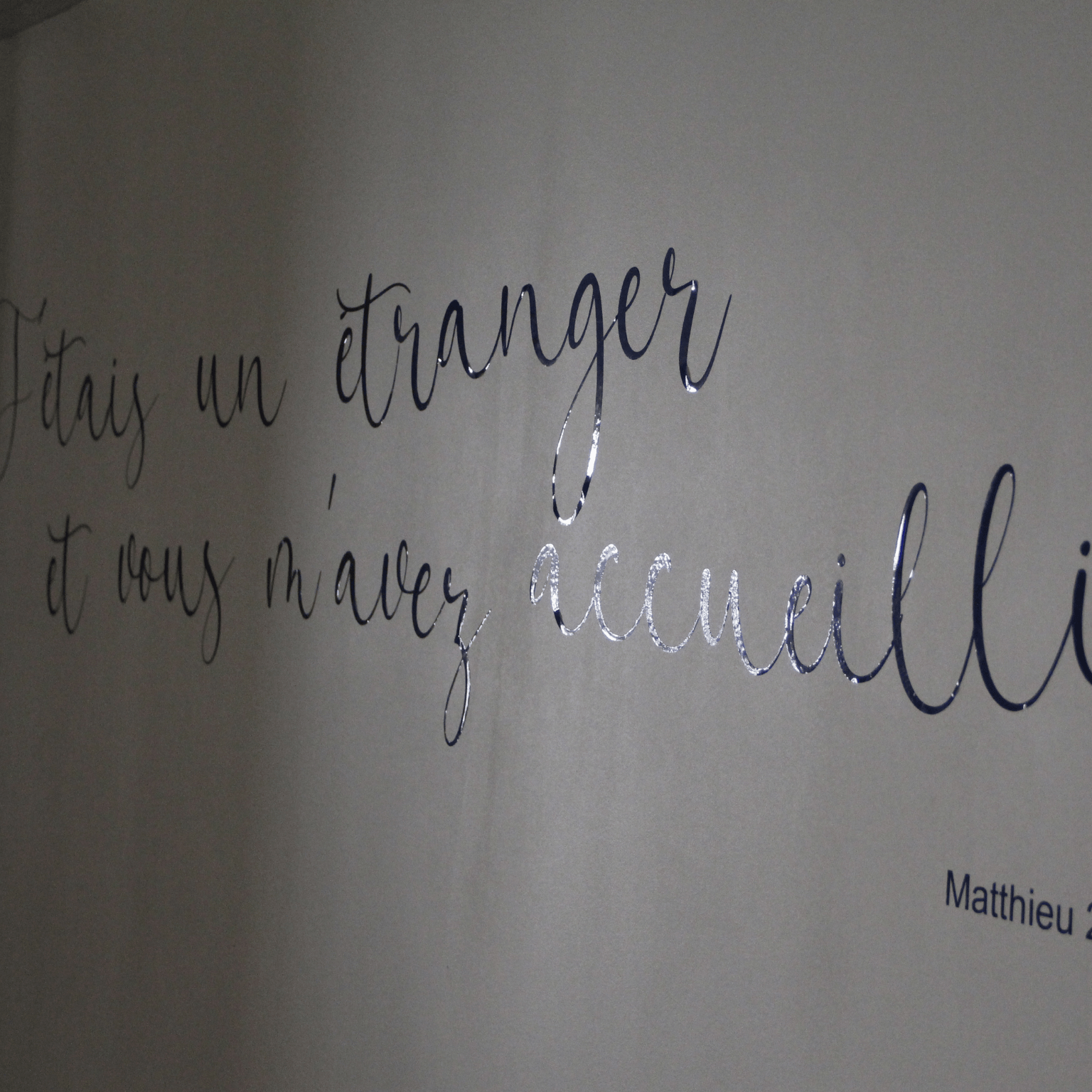 La citation de saint Matthieu (Mt 25,35) peinte sur le mur de la Maison Bakhita, devant lequel le Pape passera le samedi 26 septembre. (c) CEF