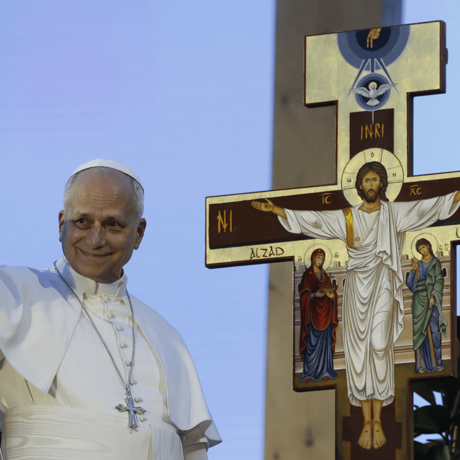 Le pape Léon XIV saluant une foule de 600 000 jeunes rassemblés sur la place de Lima à Madrid, en Espagne, lors d'une veillée de prière en juin 2026.