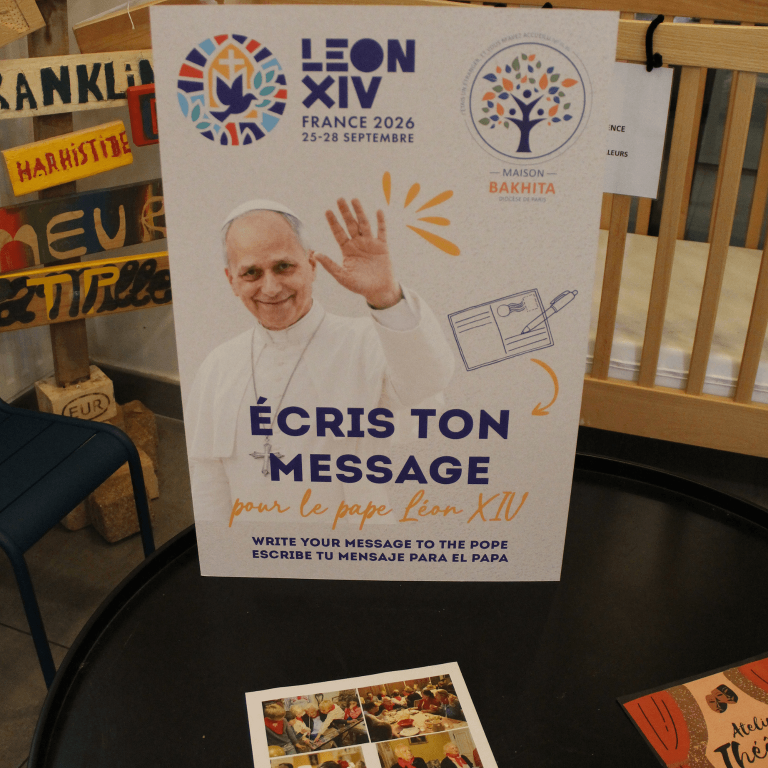 Pape en France - Livret message Bakhita Le livret déposé dans le hall d'accueil de la Maison Bakhita, permettant à chacun de laisser un message au pape Léon XIV ce samedi 26 septembre. (c) CEF