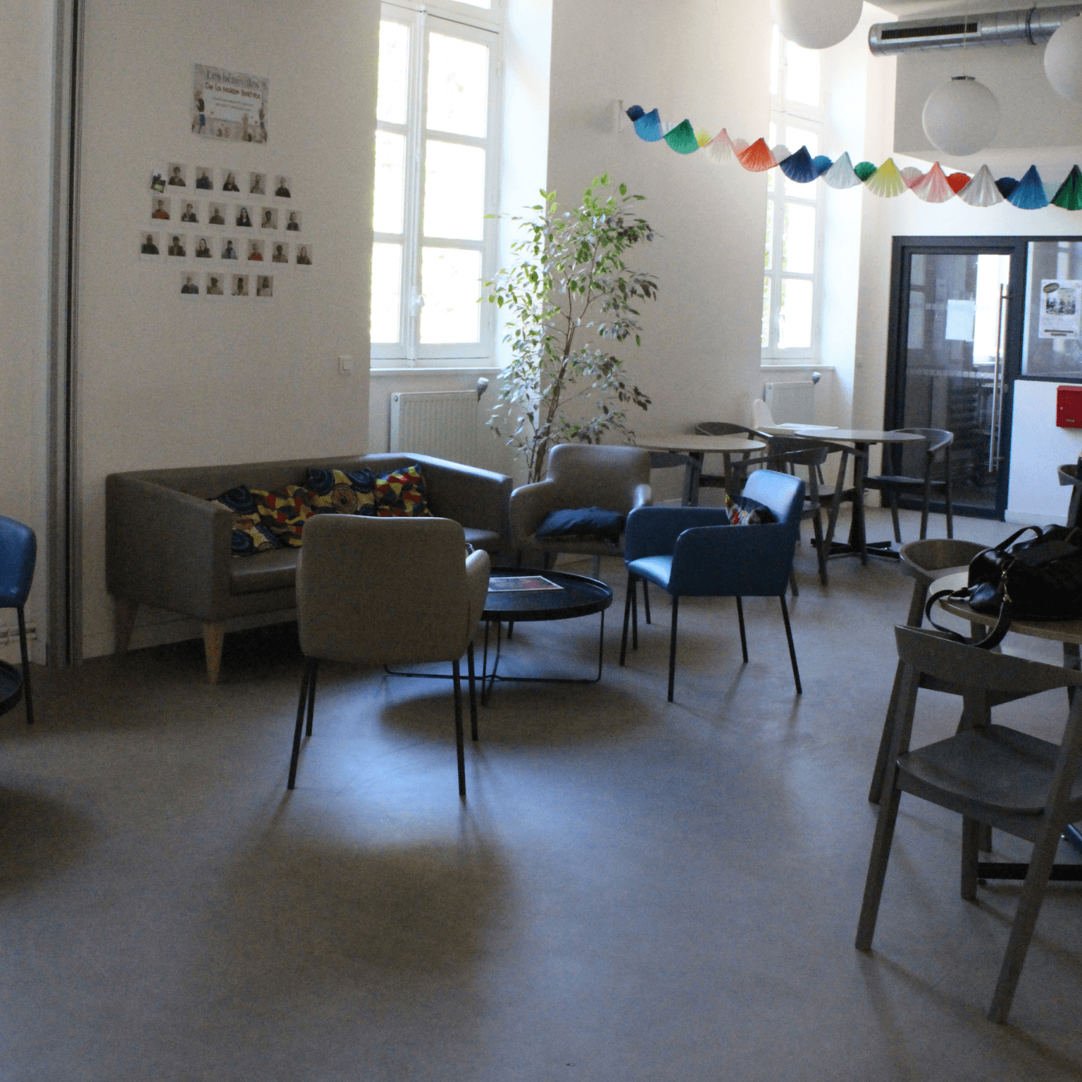 Pape en France - Salle polyvalente La salle polyvalente de la Maison Bakhita, configurée pour les entretiens en tête-à-tête du pape Léon XIV avec les témoins des associations. (c) CEF