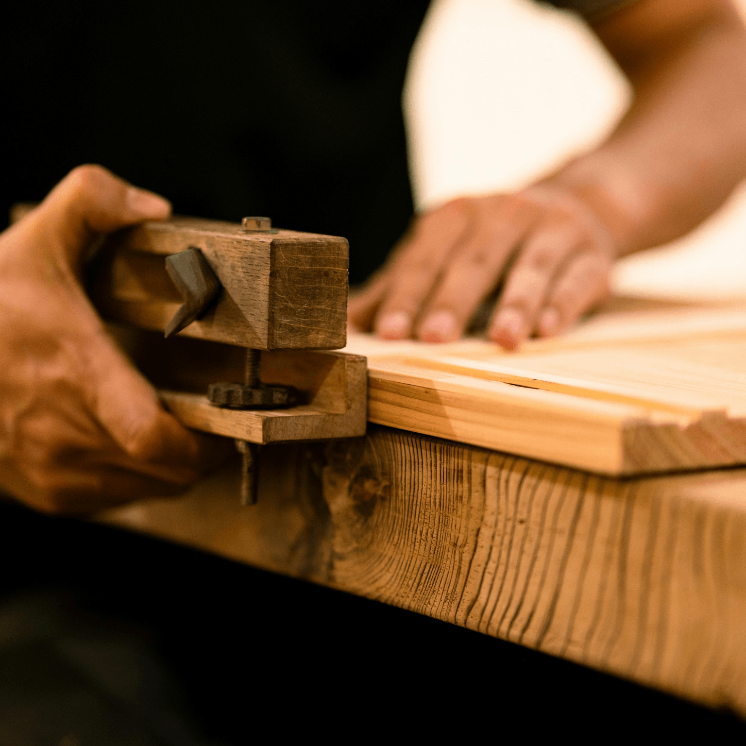 Homme travaillant le bois avec précision.