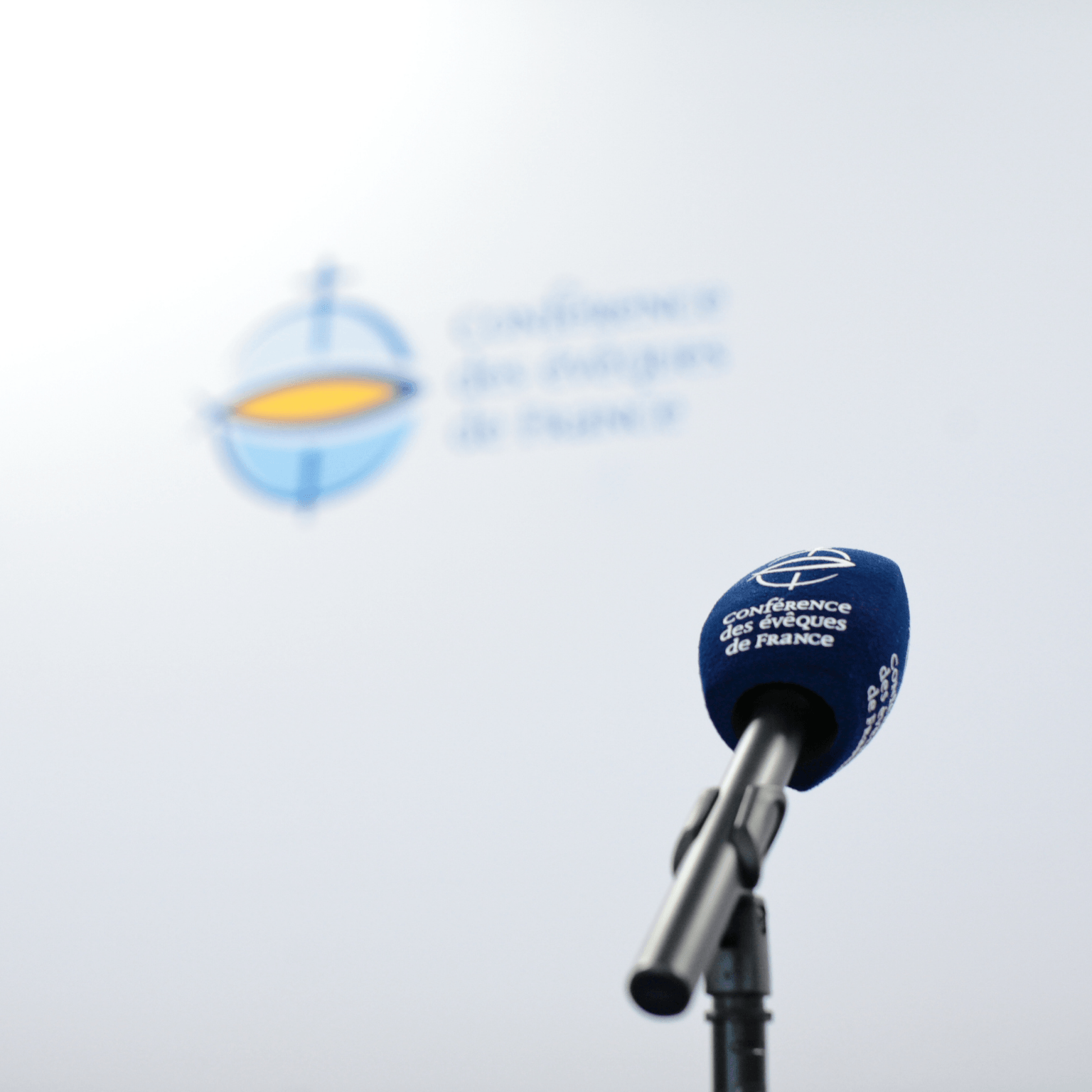 Un micro sur un pupitre de conférence de presse à la Conférence des évêques de France