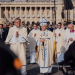 Le Pape, place de la Concorde, en habits liturgiques