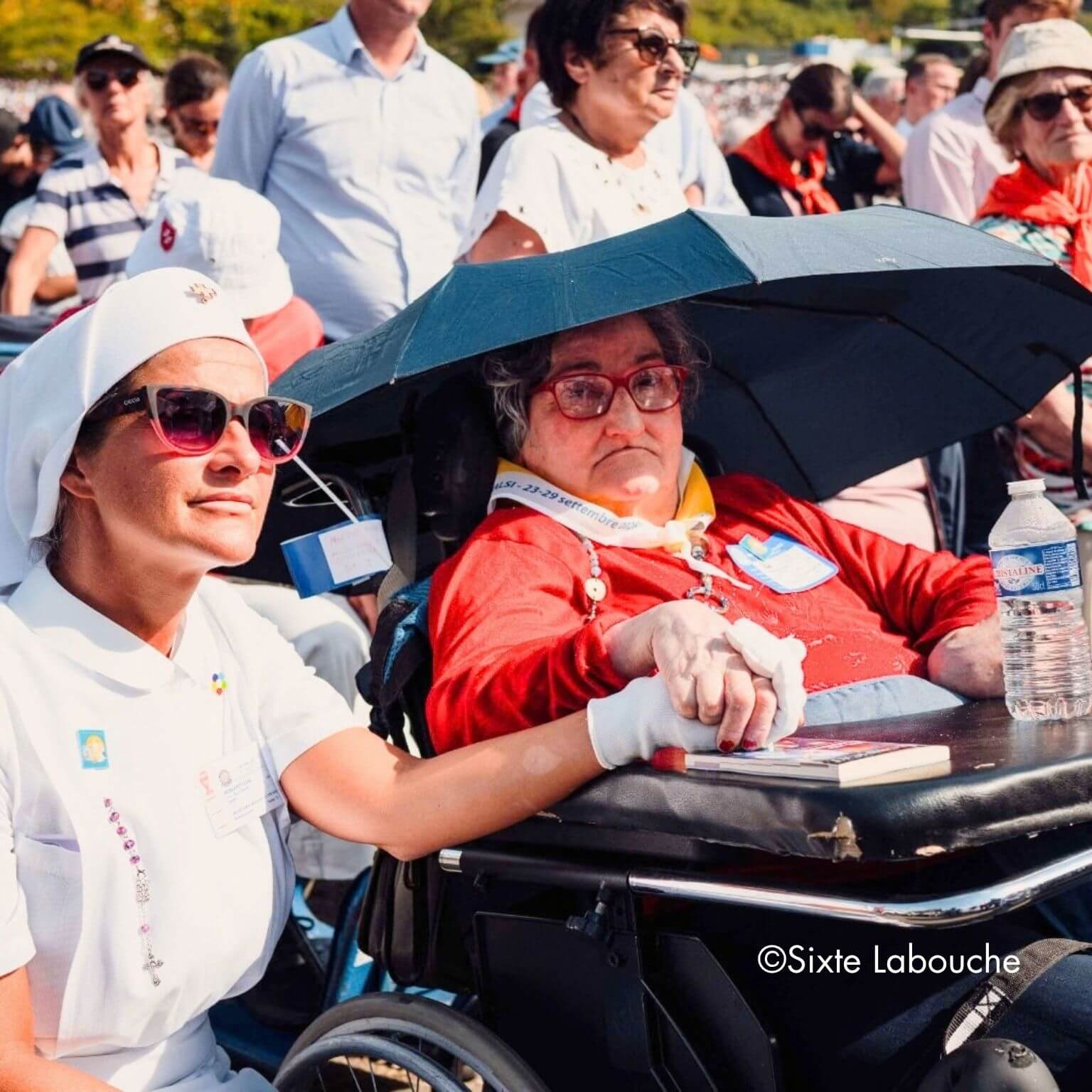 personne en fauteuil roulant et son accompagnatrice