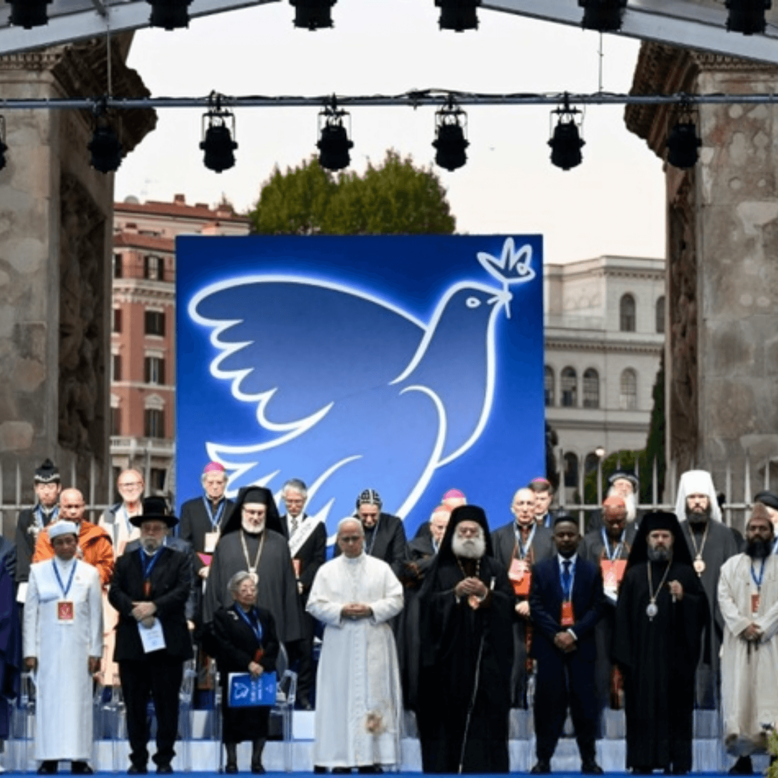 Le pape Léon XIV accueillant les acteurs du dialogue inter-religieux, en octobre 2025