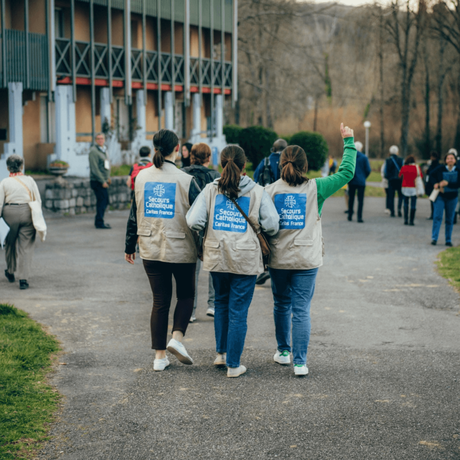À la Cité Saint-Pierre de Lourdes, des pèlerins vivant des situations de grande précarité se préparent à un moment historique : la venue du pape Léon XIV. (Secours Catholique)